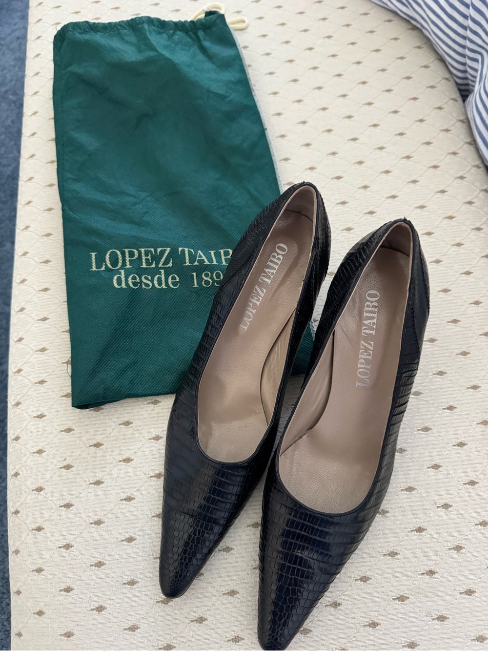 Women's Black Croc-Embossed Pointed Pumps hand made in Argentina